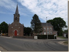 Guigoven, Brandstraat: Sint-Quintinuskerk en pastorie