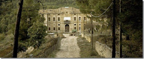 Viale d'accesso a Palazzo Pennisi