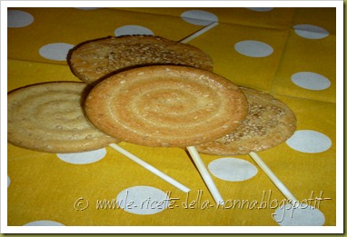 Biscotto lecca-lecca con farina di mandorle e semi di sesamo (13)