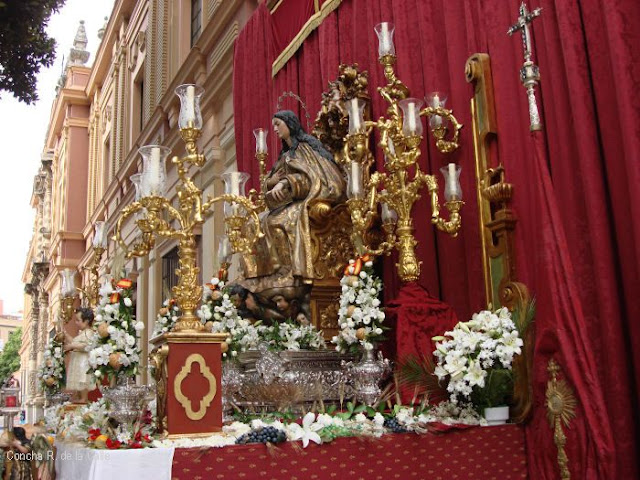Plaza del Museo. Virgen "Comendadora de la Merced" de J.Montes de Oca (1735) preside el altar para el Corpus de La Magdalena. 2009