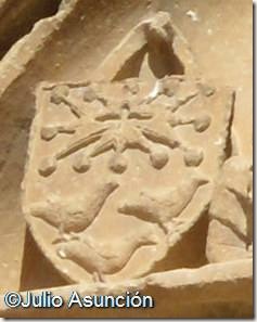 Escudo con la cruz de Toulouse - iglesia de San Saturnino - Artajona - Navarra