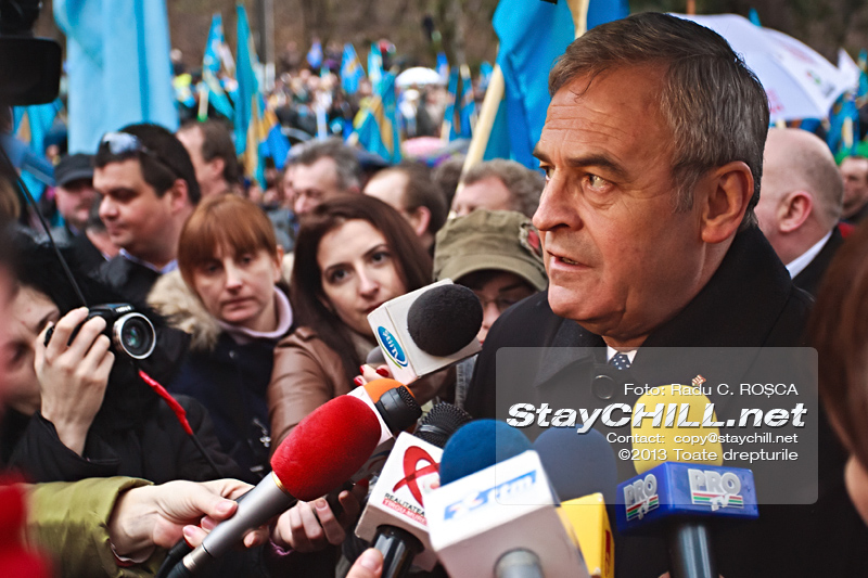 Tokes Laszlo, liderul Consiliului National al Maghiarilor ofera un interviu presei in timpul mitingului pentru autonomia Tinutului Secuiesc desfasurat duminica, 10 martie 2013 la Tirgu Mures.