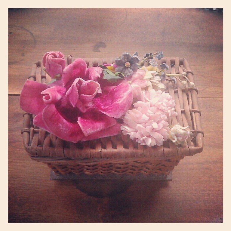 [french%2520basket%2520with%2520flowers%25202%255B3%255D.jpg]