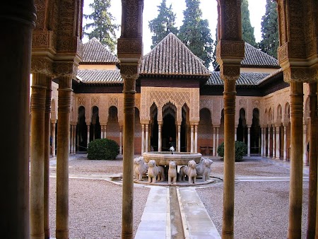 02. Curtea Leilor - Palatul Alhambra Granada, Spania.JPG