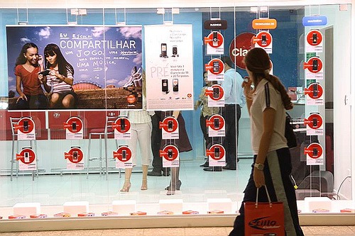 [Claro%2520anuncia%2520investimentos%2520de%2520R%2524%25203%2520bi%2520e%2520espera%2520retomar%2520venda%2520de%2520chips%2520esta%2520semana%255B6%255D.jpg]