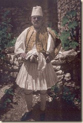 Një burrë me veshje tradicionale të Gjirokastrës. ( foto, Luigi Pellerano)