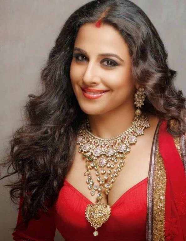 [vidya-balan-sizzles-on-covers-of-hi%2521-blitz-october-2013%2520%25284%2529%255B3%255D.jpg]