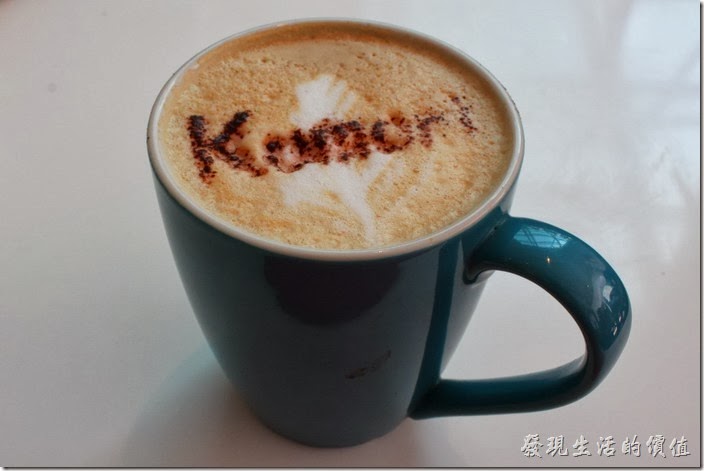 台南-小莫里。熱拿鐵咖啡，咖啡剛端出來的時候上面還有Komori的字樣，讓人好期待它的滋味，不過喝了之後，下次有機會再來，我大概不會再點拿鐵咖啡了，因為咖啡與牛奶的味道完全沒有融合在一起。