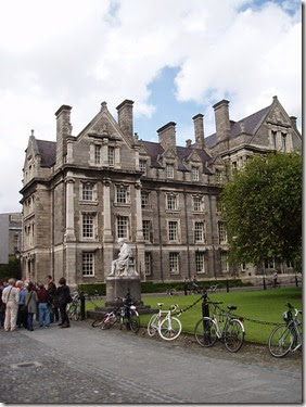 Dublín. Trínity College. Edificio Memorial Graduados y estatua en plaza del Parlamento - P5091082