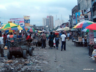 Vue du grand marché de Kinshasa, sur l'avenue Bokasa.