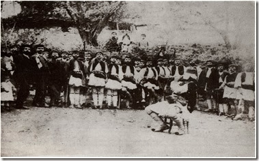 Δεκαετία 1880 , ο  Γυφτογώργης με  την  καραμούζα  του στο  κέντρο  και  γύρω  οι  Λιδορικιώτες  έχουν  στησει  το  χορό σε  κάποιο  πανηγύρι του  χωριού μας , κλασσική  εικόνα από  γιορτή  της  εποχής