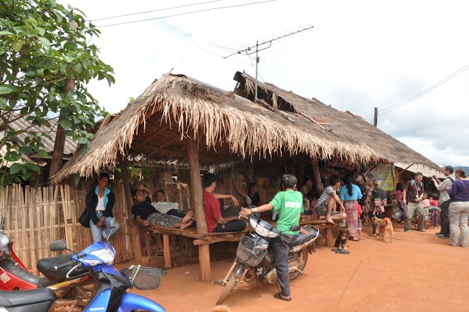 Imagini Thailanda: Barbatii la taifasul de duminica, tribul Akha, Thailanda