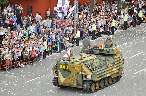 В Южной Кореи прошел масштабный военный парад