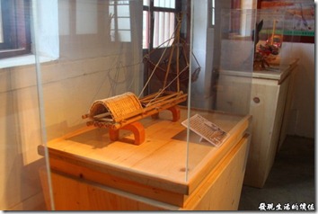 台南運河博物館內陳列許多先民的漁具模型還有解說。