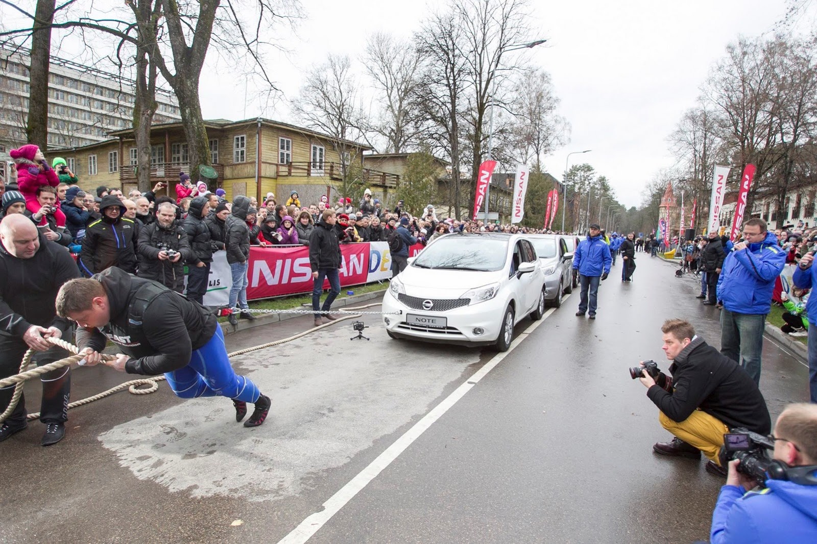 [Worlds-strongest-man-pulls-12-Nissan-Notes-1%255B3%255D.jpg]
