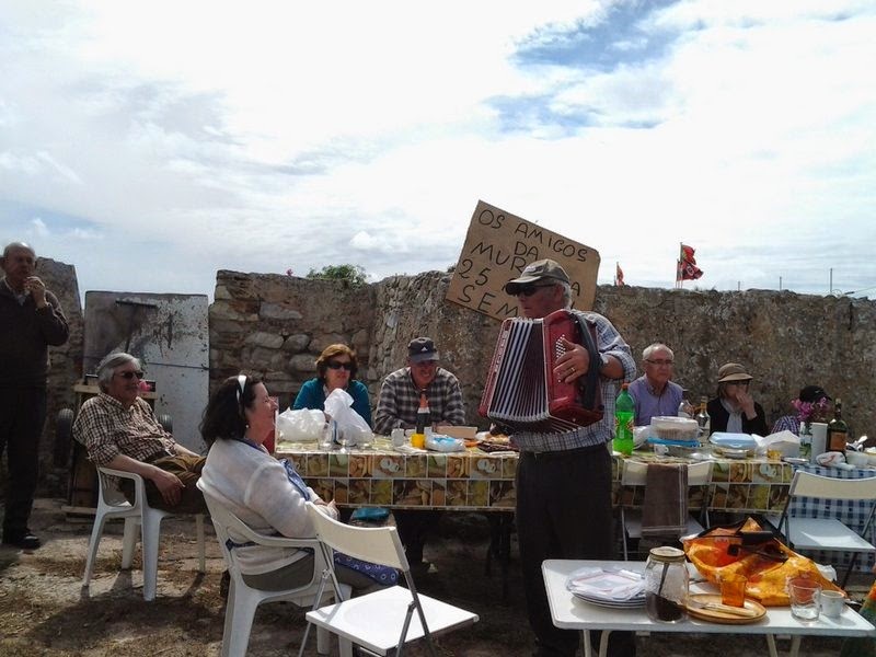 [Amigos%2520da%2520Muralha%252025%2520Abril%25202014%2520055%255B3%255D.jpg]