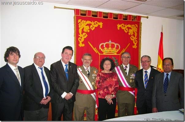 La Comisión de la cofradía con los Generales del Pozo y Conde de Arjona 