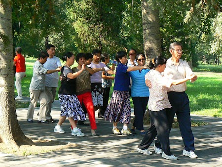 11. Chinezi dansand in parc.JPG