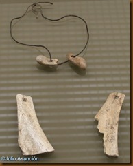 Colgantes con huesos de caballo y ciervo - Museo de Navarra