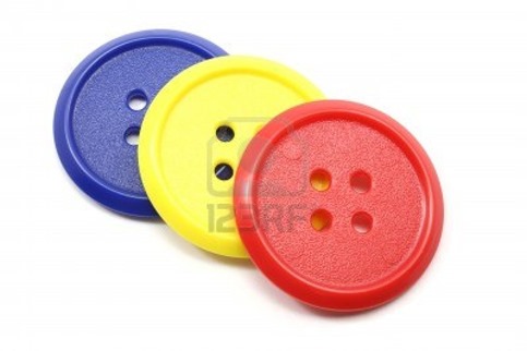 5785512-grandes-botones-plastico-amarillo-rojo-y-azul-fotografiado-sobre-un-fondo-blanco