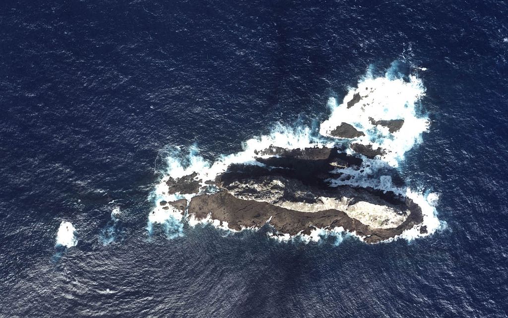 Aerial photo of Taishō-to (大正島)/Chìwěiyǔ (赤尾嶼/赤尾屿), one of the Senkaku/Diaoyu Islands disputed between Japan, China, and Taiwan