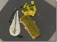 Salmone gratinato con pane verde, yogurt e patate allo zafferano