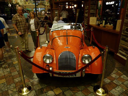 Croziera pe Mediterana: Masina vintage pe Royal Promenade