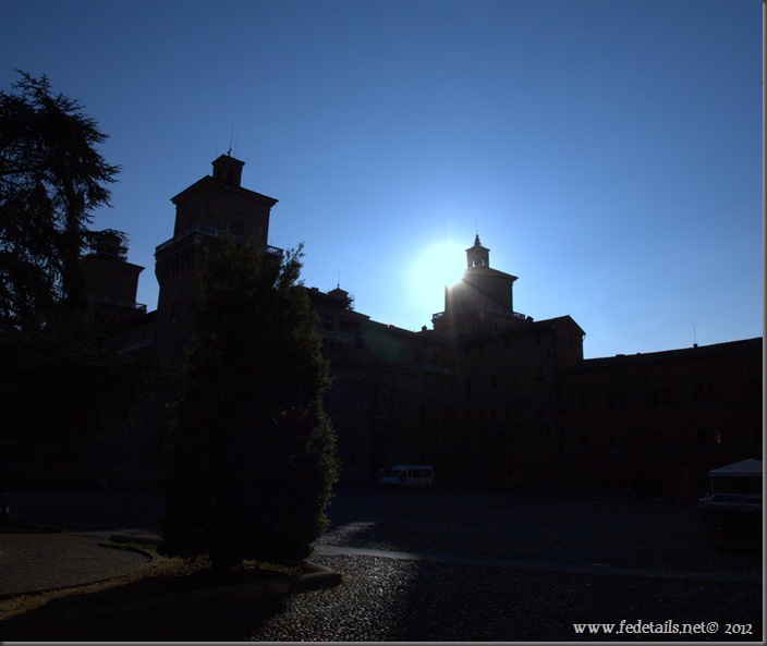 Alba sul Castello Estense, Ferrara, Italia - Sunrise on Castle Estense, Ferrara, Italy - Property and Copyright by www.fedetails.net