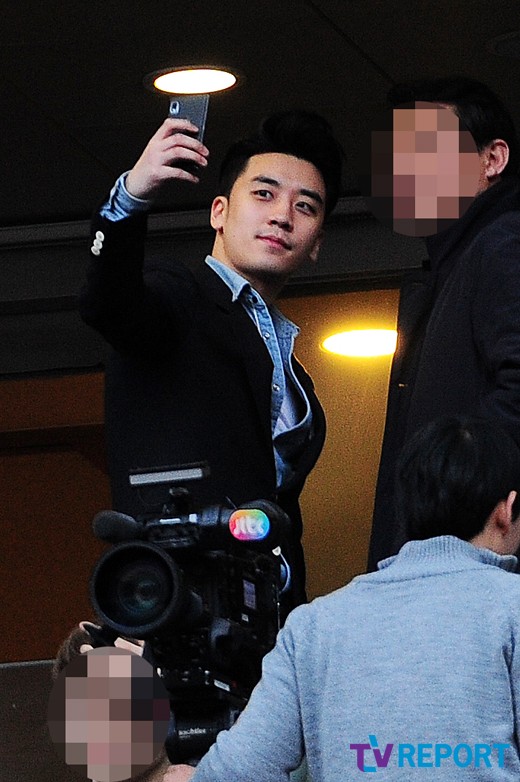 Seung Ri - PSY Happening Concert - 13apr2013 - 03.jpg