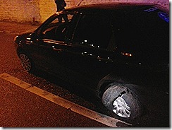 CARRO COM OS PNEUS ESTOURADOS (2)