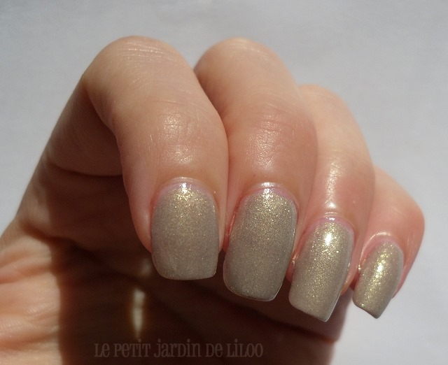 [03-essence-irreplaceable-nail-polish-swatch-review%255B4%255D.jpg]