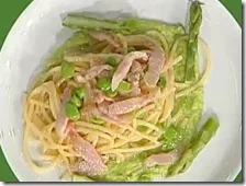 Spaghettoni alla gricia con fave su crema di asparagi