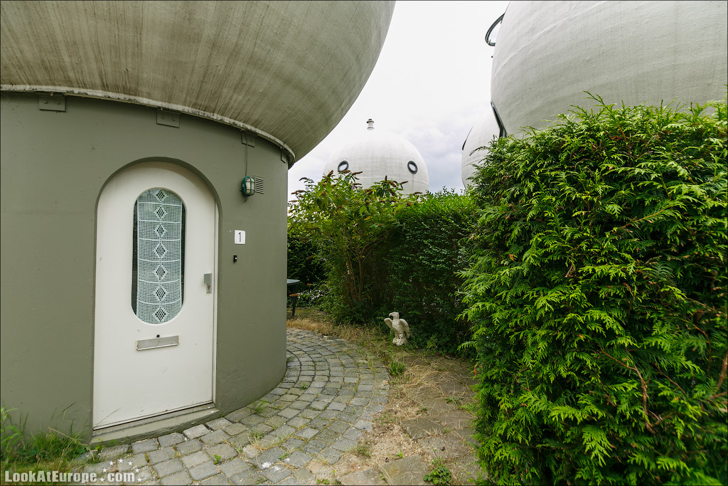 LookAtEurope.com - Фотогалоп по Европе. Чехия, Германия, Голландия.  Дома шары в голландском городе Хертогенбош | Holland, Bolwoningen Houses of Hertogenbosch