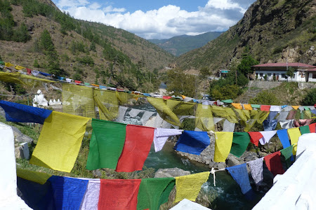 Imagini Bhutan: steaguri rugaciune budiste