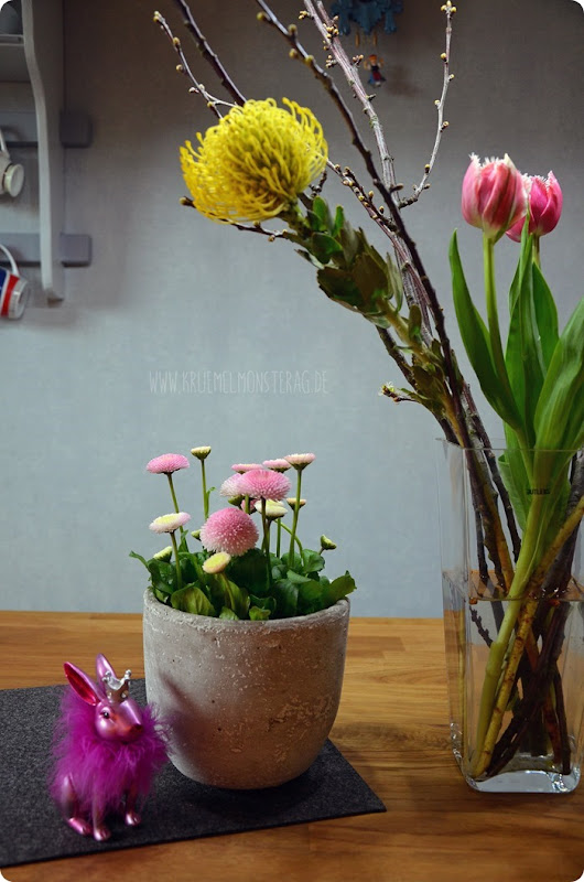 FF (05) gelbe Protea, gefüllte Tulpen, Kirschzweige und rosa Gänseblümchen