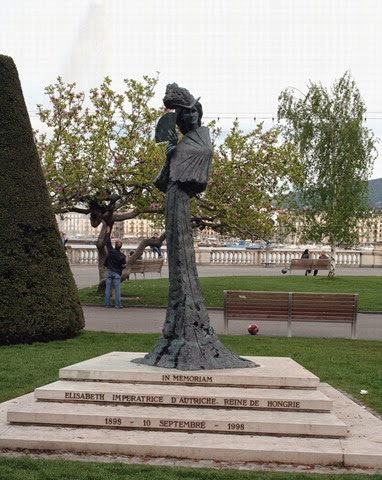 Monumento a Sissi en el lugar donde fue asesinada en Ginebra,Suiza, a orillas del lago Leman.