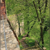 steiler Gang an der Außenmauer der Burg