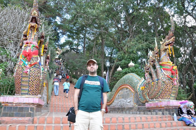 Imagini Thailanda: Eu in fata scarii care urca la Templul Doi Suthep, Chiang Mai, Thailanda