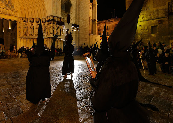 Penitents amb improperis al pla de la Seu, congregació de la Puríssima Sang, processó del Sant Enterrament, Setmana Santa,Tarragona, Tarragonès, Tarragona