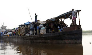 Une embarcation sur le fleuve Congo. Photo channel.nationalgeographic.com