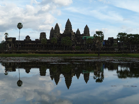 Angkor Wat oglindindu-se in apa