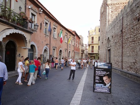 43. Strada centrale din Taormina.JPG
