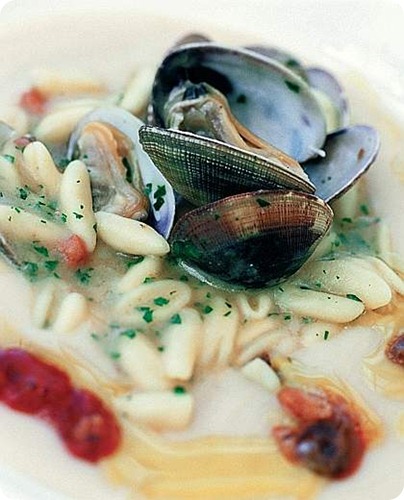 Cavatelli con vongole e ricci di mare su crema di fagioli