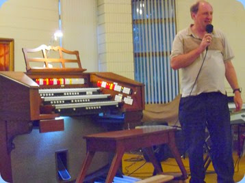 Vice-President of the Hibiscus and Keyboard Organ Club, Dave Winslade, introducing Chris Powell for the two hour Concert. Photo Gordon Sutherland