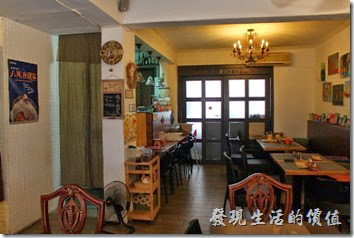 台南【bRidge+，橋上看書】咖啡廳內的景象。