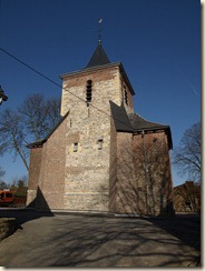 De toren van de ker is pas gerestaureerd en een nieuw kruis en windhaan werden geïnstalleerd