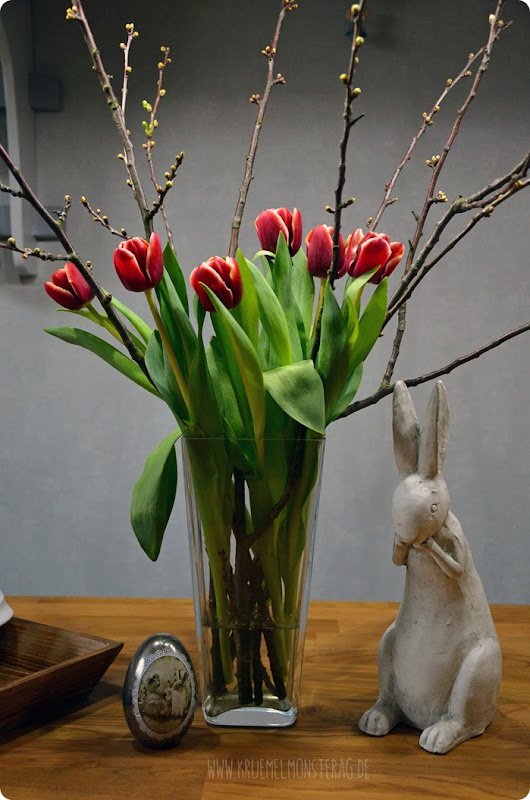 rote Tulpen (01) mit Kirschblütenzweigen am FridayFlowerday