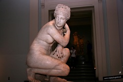 Afrodita en el baño. Estatua de mármol de un desnudo en cuclillas