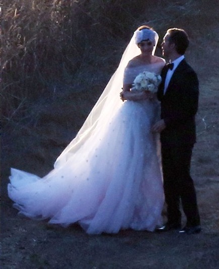 Anne Hathaway Long Traditional Wedding Gown