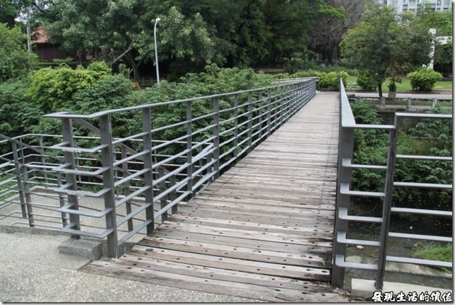 ORO竹溪店的大門口有 一狀橫跨竹溪的便橋，過了這座橋的對面就是台南市的運動公園了。